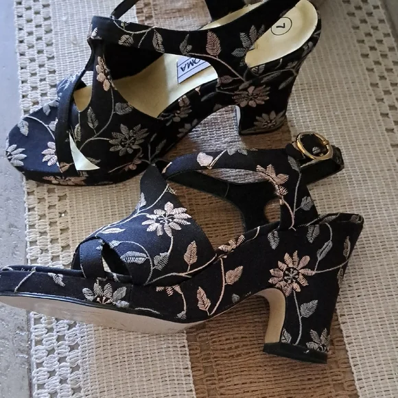 Women's Black Floral Heeled Sandals - Picture 6 of 7